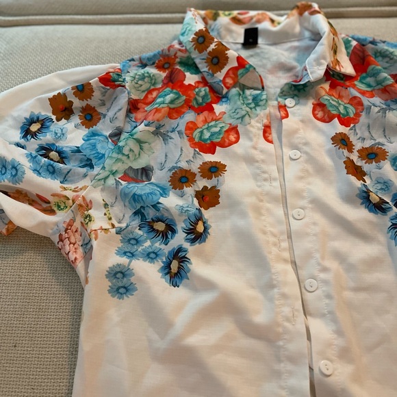 Beautiful Chiffon-like button down blouse- new!! Never worn! Puffy sleeves - Picture 8 of 9